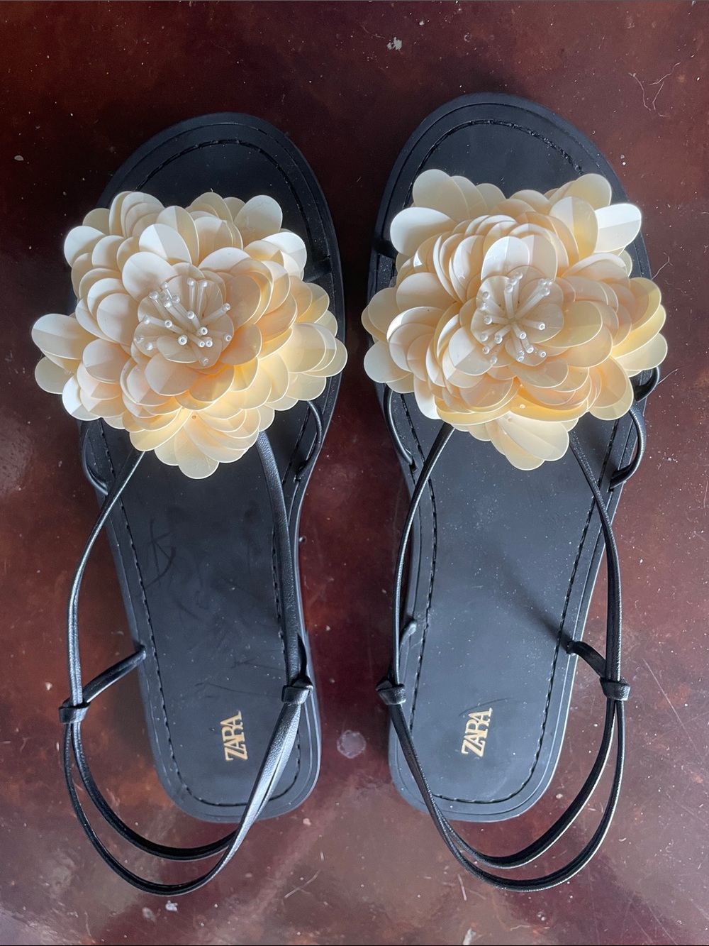 ZARA Black Strappy Flat Sandal w/ Cream Flower Accent. Size 38